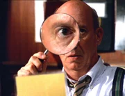 Mit einer Lupe bewappnet sucht Captain Donald Cragen (Dann Florek) nach Spuren. Ob er den gefälschten Ausweis erkennt? Mit einer Lupe bewappnet sucht Captain Donald Cragen (Dann Florek) nach Spuren. Ob er den gefälschten Ausweis erkennt?