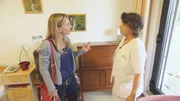 Nora Liefers (l.) ist am Boden zerst&ouml;rt, w&auml;hrend ihres Urlaubs hatte ihre Mutter einen Schlaganfall. Als sie ihre Mutter endlich besuchen will, wird ihr der Zutritt von Oberschwester Monika Kahrs verweigert. Warum nur?