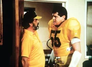 Footballstar Alex (Ray Young, r.) und der "Betreuer" Mark (Victor French, l.) freunden sich an.