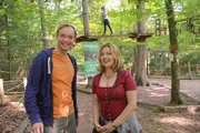 Marie (Karin Thaler, r.) besichtigt mit Clemens Roth (Marcus Widmann, l.) einen Kletterwald in Rosenheim.