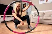 Reporterin Maike Tschorn probiert verschiedene Fitness-Gadgets aus &ndash; hier den Hula Hoop.