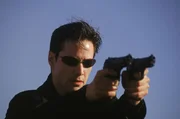 Kaum kennt er die Wahrheit &uuml;ber die Matrix, muss Neo (Keanu Reeves) sich mit allen Mitteln gegen seine J&auml;ger verteidigen.