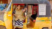 Raji ist eine von wenigen indischen Rikscha-Fahrerinnen. Seit sieben Jahren ist die 52-J&auml;hrige in Chennai im Gesch&auml;ft.