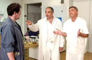 Michael Niavarani (Dr. Stefan Maroudi, mi.), Andreas Vit&aacute;sek (Dr. Gerald Novotny, re.).