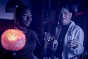 Geteiltes Leid ist halbes Leid. Dragqueen Precious und Kellnerin Sasha stoßen darauf an. Geteiltes Leid ist halbes Leid. Dragqueen Precious und Kellnerin Sasha stoßen darauf an.