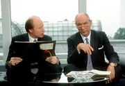 Die Chefredakteure Gl&uuml;ck (Hermann Lause, li.) und Esser (Martin Benrath)
