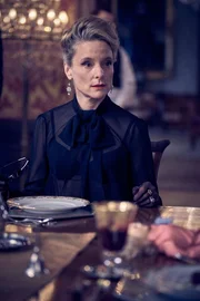 Katharina (Anne Ratte-Polle) ist gerade nach Hause gekommen und nicht erfreut &uuml;ber das, was sie vorfindet.