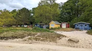 Die bunten Strandh&uuml;tten in Hohwacht sind einzigartig an der deutschen Ostsee. Sie wurden einst ohne Baugenehmigung errichtet und dienten ber&uuml;hmten Malern wie dem Expressionisten Karl Schmidt-Rottluff als Sommerfrische.