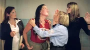 Jutta (Claudia Loerding, 2.v.re.) muss Walter (Katy Karrenbauer, 2.v.li.) beruhigen, deren Plan, Natascha (Susann Uplegger, re.) anhand ihres Ringes zu &uuml;berf&uuml;hren, fehlgeschlagen ist. (li. Cornelia Schindler)