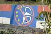 Durchgestrichenes EU- und NATO-Symbol auf einer Wand in Belgrad