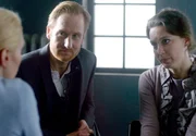Kriminalinspektorin Maria Wern (Eva R&ouml;se, links) vernimmt den zwielichtigen Erik (Gustaf Hammarsten) und dessen Schwester Kajsa (Cecilia H&auml;ll).