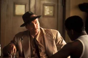 Von Privatdetektiv Dewitt Albright (Tom Sizemore, l.) erh&auml;lt Easy (Denzel Washington, r.) wichtige Instruktionen f&uuml;r einen Beschattungsauftrag. Er soll eine junge Frau ausfindig machen und verfolgen.