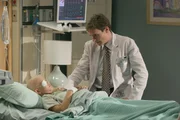 Dr. James Wilson (Robert Sean Leonard, r.) versucht der neunj&auml;hrigen Andie (Sasha Pieterse, l.) die Angst vor der bevorstehenden Operation zu nehmen.