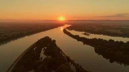 Der Rhein pr&auml;gt das Tal zwischen Schwarzwald und Vogesen. Unter der Erde str&ouml;mt ein noch gewaltigerer Strom, das gr&ouml;&szlig;te Grundwasservorkommen Europas.