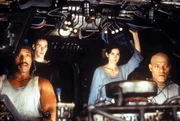Neben Dozer (Anthony Ray Parker, l.), Trinity (Carrie-Anne Moss, 2. v. r.) und ihrem Captain Morpheus (Laurence Fishburne, r.), geh&ouml;rt auch Neo (Keanu Reeves, 2. v. l.)seit seiner Befreiung aus der Matrix zur Mannschaft der Nebuchadnedzar.