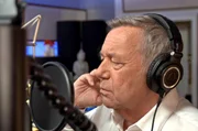 Roland Kaiser ist einer der erfolgreichsten Schlagers&auml;nger in Deutschland, eine Ikone der Unterhaltungsmusik.  Er hat bis heute &uuml;ber 90 Millionen Platten verkauft, viele erreichten Gold- und Platinstatus. Vor allem aber begeistert er bis heute als Live-S&auml;nger sein Publikum. Seine am Dresdner Elbufer stattfindende &bdquo;Kaisermania&ldquo; zieht Schlagerfans aller Generationen aus ganz Deutschland an und ist l&auml;ngst ein Riesen-Event geworden. Damit ist er wirklich &bdquo;der Kaiser&ldquo; seines Genres. Und einer, der den Osten eroberte, als die Mauer noch stand.