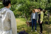 Tamara Meurer (Anja Pahl, 2.v.r..) und Pauline Hobrecht (Agnes Decker, r.) besprechen am Tatort mit Thomas Brandner (Yung Ngo, l.) erste Erkenntnisse. Warum musste Luca Brandow (Falko Diebel, 2.v.l.) sterben?