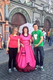 Die Reporter Esther Brandt (links) und Andr&eacute; Gatzke sind unterwegs in Th&uuml;ringen. In Weimar treffen sie eine Stadtf&uuml;hrerin, die in die Rolle der Anna Amalia schl&uuml;pft, einer Herzogin, die im 18. Jahrhundert lebte. Die weltber&uuml;hmte "Anna-Amalia-Bibliothek" in Weimar geh&ouml;rt zu den UNESCO-Welterbe-St&auml;tten.