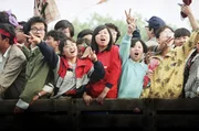 Chinesische Jugendliche in Peking singen, als sie zum Platz des Himmlischen Friedens gehen, um streikende Universit&auml;tsstudenten zu unterst&uuml;tzen.