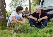 W&auml;hrend der abenteuerlichen Tour durchs Sauerland entwickelt sich zwischen Elyas (Emilio Sakraya Moutaoukkil, li.) und seinem grantigen Gro&szlig;vater Horst (Heiner Lauterbach) ganz allm&auml;hlich eine fast freundschaftliche Beziehung.