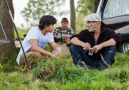 W&auml;hrend der abenteuerlichen Tour durchs Sauerland entwickelt sich zwischen Elyas (Emilio Sakraya Moutaoukkil, li.) und seinem grantigen Gro&szlig;vater Horst (Heiner Lauterbach) ganz allm&auml;hlich eine fast freundschaftliche Beziehung.