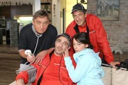 "Novotny und Maroudi" &ndash; Szenenbeschreibung und (v.li.): Andreas Vit&aacute;sek (Dr. Gerald Novotny), Michael Niavarani (Dr. Stefan Maroudi), Julia Cencig (Yvonne Keller), Viktor Gernot (Gerfried Huber).