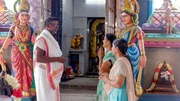 Venkatesh Perumal hilft in seiner Freizeit als Priester in einem Tempel in Moolakulam, einem Vorort von Pondicherry aus.