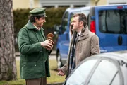 In Wolfratshausen verschwinden seit einiger Zeit Wertgegenst&auml;nde aus parkenden Autos. Staller (Helmfried von L&uuml;ttichau, l.) muss sich darum k&uuml;mmern und spricht mit einem Betroffenen (Christian Ammerm&uuml;ller, r.).