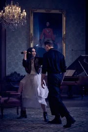 Zelda (Havana Joy, l.) f&uuml;hlt sich von Theo (Rick Okon, r.) bedroht und verteidigt sich.