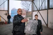 Eine Verpackung f&uuml;r Textilien - Lukas Petersen (Patrick Abozen, l.) und Nina Sieveking (Wanda Pedelwitz, r.) wundern sich, was es damit auf sich hat.
