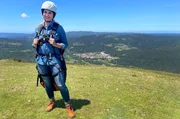 Moderatorin Judith Rakers kurz vor ihrem Start mit einem Paragliding-Schirm.
