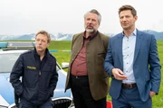 Polizeihauptmeister Mohr (Max M&uuml;ller, l.) kl&auml;rt die Kommissare Stadler (Dieter Fischer, M.) und Hansen (IIgor Jeftic, r.) &uuml;ber erste Erkenntnisse zum Mord am Biathleten Max Ehrmann auf.