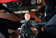 Was soll das denn? Killmer (Uwe Ochsenknecht) wird in der Autowerkstatt von einem Großaufgebot Polizei festgenommen. Was soll das denn? Killmer (Uwe Ochsenknecht) wird in der Autowerkstatt von einem Großaufgebot Polizei festgenommen.
