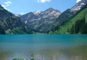 Der Vilsalpsee, einer der sch&ouml;nsten Bergseen Tirols, im Sommer.