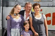 Felix (Bernhard Schir) pr&auml;sentiert sich mit Frieda (Muriel Baumeister) und deren beiden T&ouml;chtern Lotte (Luise von Finckh, links) und Amy (Monique Schr&ouml;der) als harmonische Familie &ndash; alles nur Fake?