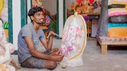 Azhagumuthu fertigt eine Ganesha Statue an. Sie soll am Ende des Ganesha-Fests im Meer versenkt werden.