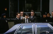 Die Agenten (Paul Goddard, l., Robert Taylor, r., und Hugo Weaving, 2. v. l.) haben in Neo (Keanu Reeves, M.) einen potenziellen Unruhestifter ausgemacht ...