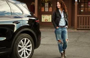 Um ihre und Sams Spuren zu verwischen, pickt Gypsy (Lena Headey) ein fremdes Auto f&uuml;r einen Wagendiebstahl heraus.