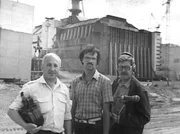 1986 in Tschernobyl: Tonmeister Michail Gapejew (r) bei den Dreharbeiten zu dem Film "Die Glocke von Tschernobyl" vor der einbetonierten, hochstrahlenden Reaktorruine.