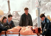 Der Polizist John Rykker (Greg Evigan, Mitte) wurde bei einer schwierigen Rettungsaktion von seinem Partner Eric Steadman (G&ouml;tz Otto, unten) gerettet. Dabei hat Eric Steadman einige Verletzungen erlitten.; ARD Degeto ERDBEBEN IN NEW YORK, "Earthquake In New York", am Freitag (15.11.24) um 03:40 Uhr im ERSTEN. Der Polizist John Rykker (Greg Evigan, Mitte) wurde bei einer schwierigen Rettungsaktion von seinem Partner Eric Steadman (G&ouml;tz Otto, unten) gerettet. Dabei hat Eric Steadman einige Verletzungen erlitten. &copy; ARD/Degeto, honorarfrei - Verwendung gem&auml;&szlig; der AGB im engen inhaltlichen, redaktionellen Zusammenhang mit genannter Degeto-Sendung und bei Nennung "Bild: ARD/Degeto" (S2). ARD Degeto/Programmplanung und Presse, Tel: 069/1509-335, degeto-presse@degeto.de