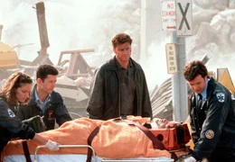 Der Polizist John Rykker (Greg Evigan, Mitte) wurde bei einer schwierigen Rettungsaktion von seinem Partner Eric Steadman (G&ouml;tz Otto, unten) gerettet. Dabei hat Eric Steadman einige Verletzungen erlitten.; ARD Degeto ERDBEBEN IN NEW YORK, "Earthquake In New York", am Freitag (15.11.24) um 03:40 Uhr im ERSTEN. Der Polizist John Rykker (Greg Evigan, Mitte) wurde bei einer schwierigen Rettungsaktion von seinem Partner Eric Steadman (G&ouml;tz Otto, unten) gerettet. Dabei hat Eric Steadman einige Verletzungen erlitten. &copy; ARD/Degeto, honorarfrei - Verwendung gem&auml;&szlig; der AGB im engen inhaltlichen, redaktionellen Zusammenhang mit genannter Degeto-Sendung und bei Nennung "Bild: ARD/Degeto" (S2). ARD Degeto/Programmplanung und Presse, Tel: 069/1509-335, degeto-presse@degeto.de