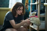 In Norah Richters (Deleila Piasko) Wohnung geschehen seltsame Dinge: Sie findet einen Stoffhasen in ihrem Badezimmer, den sie noch nie zuvor gesehen hat.