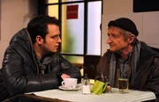 Flori h&ouml;rt fasziniert, dass Xaver die Gedanken anderer Menschen empfangen kann. Von links: Florian Brunner (Tommy Schwimmer) und Xaver (Michael Schreiner).