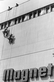 Reinigung der Metallfassade des Kaufhauses Magnet