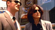 Ein Taxifahrer wurde mit unz&auml;hligen Messerstichen get&ouml;tet. Das Ermittlerduo Detective Elliot Stabler (Christopher Meloni) und Detective Olivia Benson (Mariska Hargitay) macht sich auf den Weg, um neue Zeugen f&uuml;r den Mordfall zu finden.