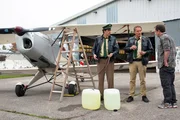 Hubert (Christian Tramitz, Mitte) und Staller (Helmfried von L&uuml;ttichau, links) entdecken, dass Benzin im Flieger fehlt und verh&ouml;ren Flugschulleiter Michael Kronthaler (Christian Heiner Wolf).