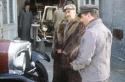 Der General (Walter Reichelt) lebt auf gro&szlig;em Fu&szlig; und l&auml;sst sich vom Automechaniker (N.N.) den Wagen reparieren.