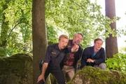 Polizist Mohr (Max M&uuml;ller, l.) zeigt den Kollegen Stadler (Dieter Fischer, M.) und Bach (Patrick Kalupa, r.) die Position, von der der t&ouml;dliche Schuss abgegeben wurde.