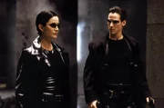 Trinity (Carrie-Anne Moss) und Neo (Keanu Reeves) begeben sich zu einem Befreiungsversuch erneut in die Matrix.