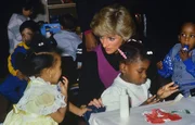 H8YE7G Princess Diana talks To (un-named) children in the Urban Family Center. Henry St. Settlement. New York City. USA. February 2 1989